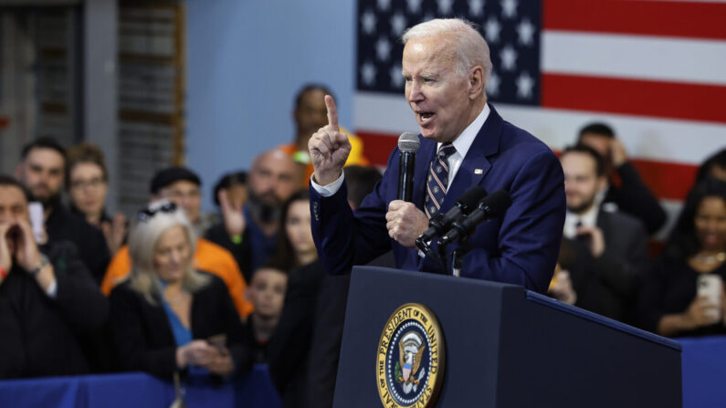 El presidente Joe Biden habla sobre su propuesta de presupuesto federal para el año fiscal 2024 durante un acto en el Finishing Trades Institute de Filadelfia, Pensilvania, el 9 de marzo de 2023. (Chip Somodevilla/Getty Images)
