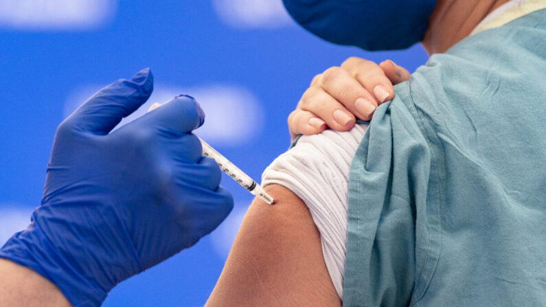 Una enfermera recibe una vacuna contra el COVID-19 en Orange, California, el 16 de diciembre de 2020. (John Fredricks/The Epoch Times)
