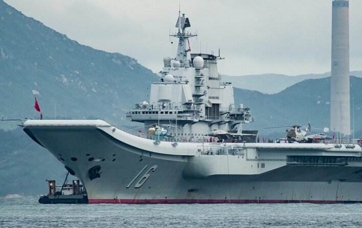 El primer portaaviones chino Liaoning llega a Hong Kong el 7 de julio de 2017. (Keith Tsuji/Getty Images)
