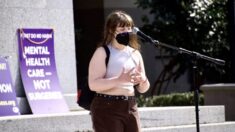 Otra joven que fue trans demandará a proveedor médico por doble mastectomía a los 13 años
