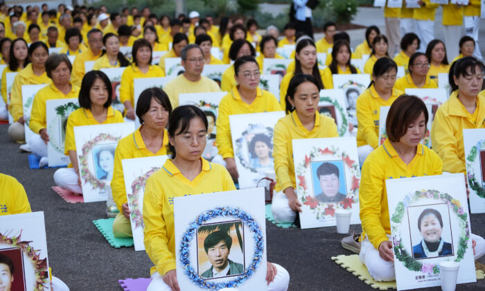 Los practicantes de Falun Gong realizan una vigilia con velas frente al consulado chino para conmemorar los 23 años de persecución por parte del Partido Comunista Chino en Los Ángeles, el 18 de julio de 2022. (Debora Cheng/The Epoch Times)