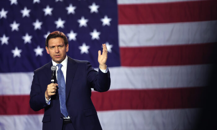 El gobernador de Florida, Ron DeSantis, habla a los votantes de Iowa en Des Moines, Iowa, el 10 de marzo de 2023. (Scott Olson/Getty Images)