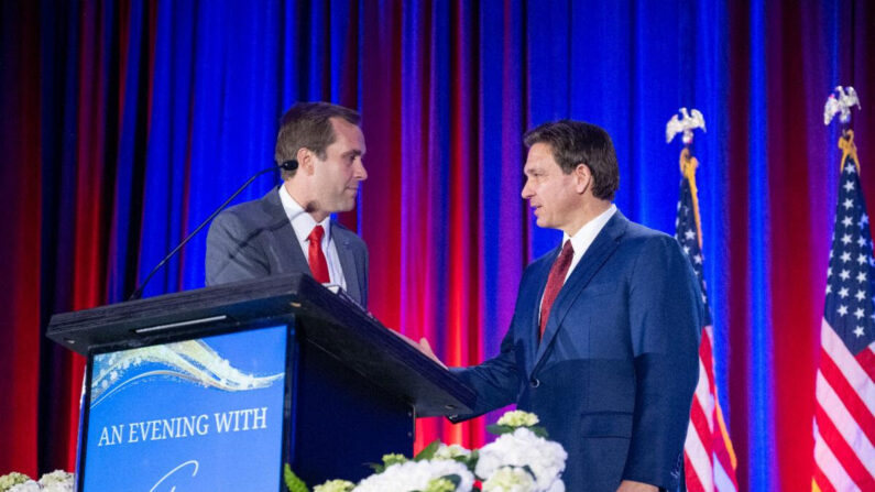 El presidente del Partido Republicano de Alabama, John Wahl (izquierda), con el gobernador de Florida, Ron DeSantis, en el Finley Center en Hoover, Alabama, para la Cena de Invierno ALGOP 2023 el 9 de marzo de 2023. (Cortesía de ALGOP/Michael Hopkins)