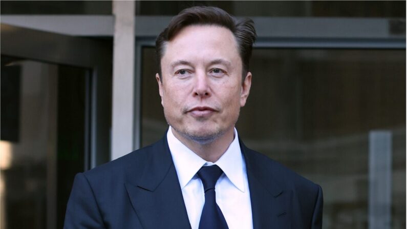 El CEO de Tesla, Elon Musk, sale del Edificio Federal Phillip Burton en San Francisco, California, el 24 de enero de 2023. (Justin Sullivan/Getty Images)