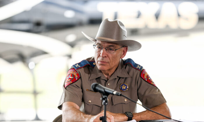 El director del Departamento de Seguridad Pública de Texas, Steve McCraw, en una reunión fronteriza en Del Rio, Texas, el 18 de julio de 2021. (Charlotte Cuthbertson/The Epoch Times)
