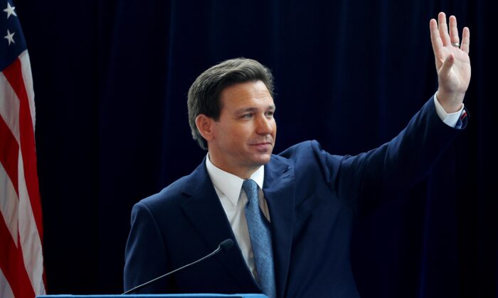 El gobernador de Florida, Ron DeSantis, saluda a la multitud luego de hablar sobre su nuevo libro 'The Courage to Be Free' en el Air Force One Pavilion en la Biblioteca Presidencial Ronald Reagan en Simi Valley, California, el 5 de marzo de 2023. (Mario Tama/Getty Images)