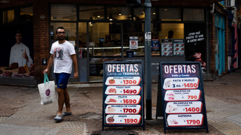 Los precios de la carne se muestran fuera de una carnicería el 15 de marzo de 2023 en Buenos Aires, Argentina. (Tomas Cuesta/Getty Images)