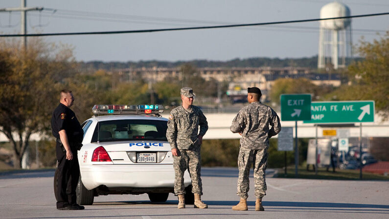 Miembros del ejército y de la policía en el exterior de Fort Hood el 5 de noviembre de 2009 en Killeen, Texas. (Ben Sklar/Getty Images)