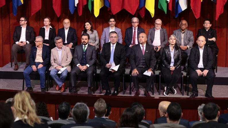 Imagen de archivo de los integrantes del segundo ciclo de negociaciones de la Mesa de Diálogos de Paz entre el Gobierno de Colombia y el Ejército de Liberación Nacional (ELN). EFE/ José Méndez