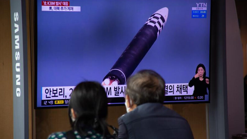 Dos personas observan en la televisión el lanzamiento de un misil en Corea del Norte. Archivo. EFE/EPA/Jeon Heon-Kyun