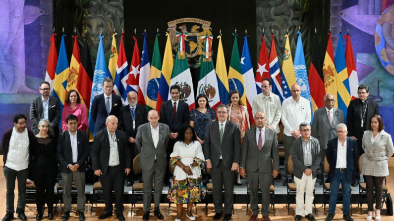 Foto de la clausura de la segunda ronda de negociaciones de Diálogos de Paz entre el Gobierno de Colombia y el Ejército de Liberación Nacional (ELN) en el Colegio de San Idelfonso en Ciudad de México (México) el 10 de marzo de 2023. (Alfredo Estrella/AFP vía Getty Images)