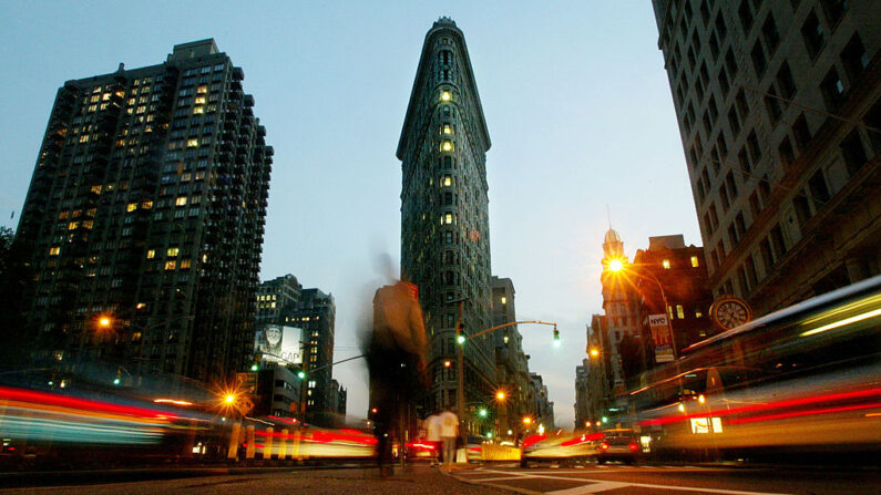 Los coches pasan junto al legendario edificio Flatiron, el 1 de octubre de 2002, en Nueva York. (Mario Tama/Getty Images)