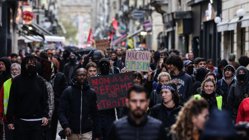 Manifestantes asisten a una manifestación en Burdeos, suroeste de Francia, el 18 de marzo de 2023, dos días después de que el gobierno francés impusiera una reforma de las pensiones amparándose en el artículo 49.3 de la Constitución. (Thibaud Moritz/AFP vía Getty Images)
