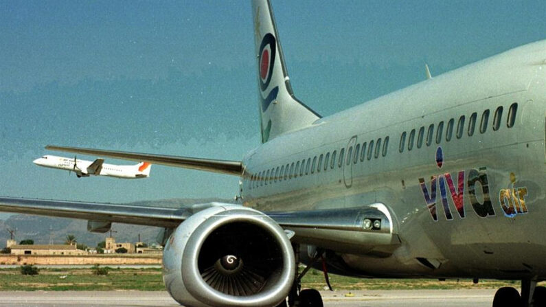 Fotografía de archivo en la que se registró un avión de la aerolínea colombiana de bajo costo Viva Air. EFE/Str