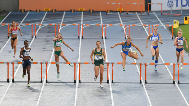 Mujeres compiten en la ronda de cuaificación de 400 metros durante el Campeonato Mundial de Atletismo Sub 20, en Cali, Colombia, el 3 de agosto de 2022. (Joaquin Sarmiento/AFP vía Getty Images)