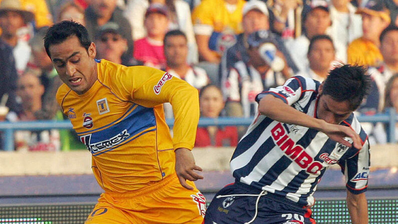 Walter Gaitan (i) de Tigres de la Universidad de Nuevo Leon, disputa el balon con Paulo Serafin (d) de Monterrey, durante el segundo partido semifinal del Torneo Apertura 2005 del futbol mexicano, el 10 de diciembre de 2005 en el estadio Tecnologico de la ciudad de Monterrey, Nuevo León. (Omar Torres/AFP vía Getty Images)