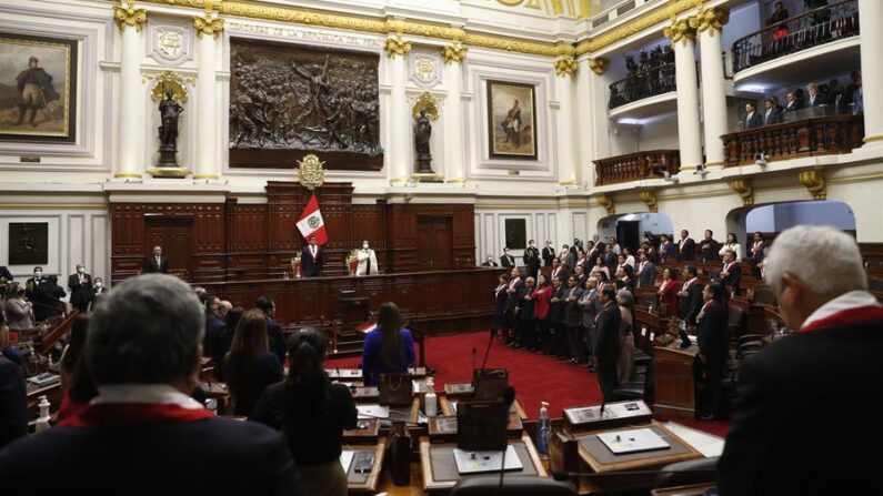 El presidente del Congreso peruano José Williams Zapata (c-i) en una fotografía de archivo. EFE/ Paolo Aguilar
