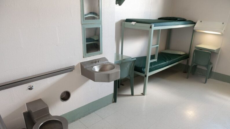 Litera, escritorios, inodoro y lavabo en una celda del centro de detención de Caroline en Bowling Green, Virginia. (SAUL LOEB/AFP vía Getty Images)