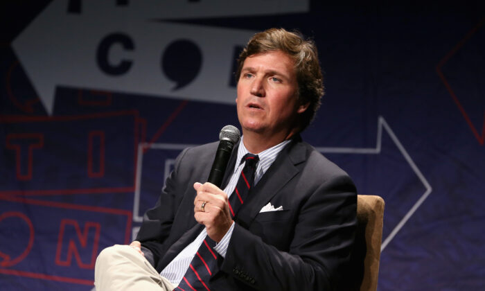 El presentador de Fox News Tucker Carlson habla en el escenario durante Politicon 2018, en el Centro de Convenciones de Los Ángeles, el 21 de octubre de 2018. (Rich Polk/Getty Images por Politicon)
