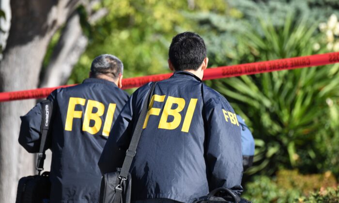 Los investigadores del FBI llegan a una casa. (Robyn Beck/AFP vía Getty Images)
