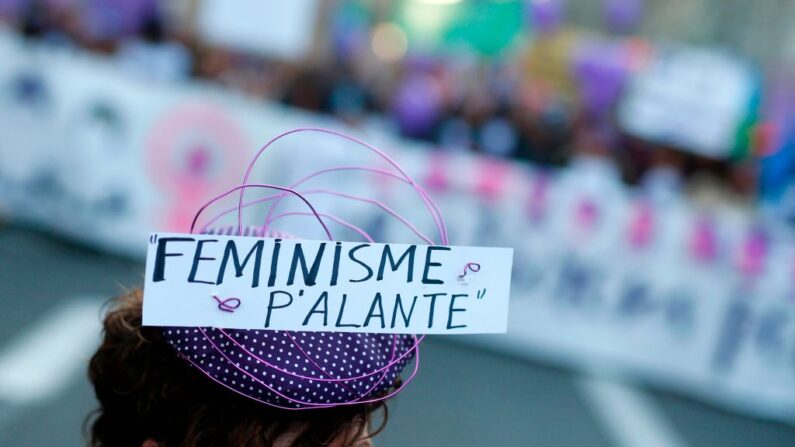 Una imagen de archivo durante una manifestación con motivo del Día Internacional de la Mujer en Barcelona el 8 de marzo de 2019 muestra el cartel: "Feminismo por delante" . (Pau Barrena / AFP a través de Getty Images)