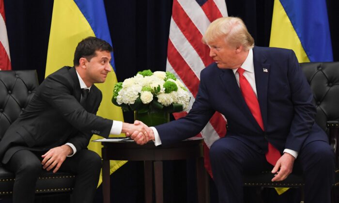 El presidente Donald Trump y el presidente ucraniano Volodímir Zelenski se dan la mano al margen de la Asamblea General de las Naciones Unidas, en Nueva York, el 25 de septiembre de 2019. (Saul Loeb/AFP/Getty Images)
