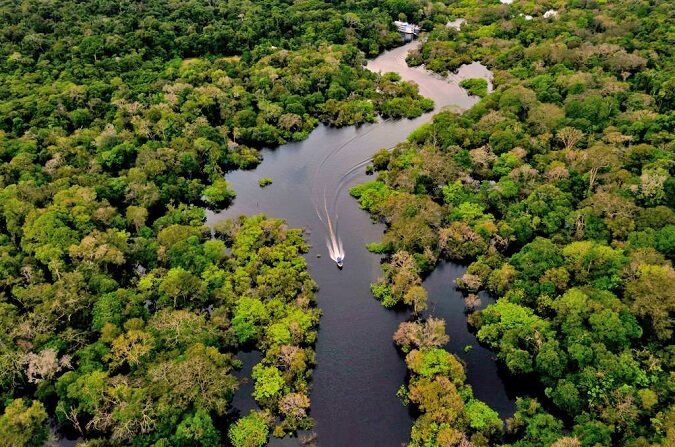 Una vista aérea que muestra un barco a toda velocidad en el río Jurura en el municipio de Carauari, en el corazón de la selva amazónica brasileña, el 15 de marzo de 2020. (Florence Goisnard/AFP vía Getty Images)