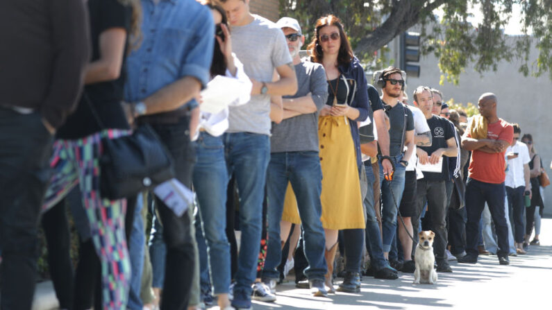 Votantes esperan en fila para emitir su voto en un centro de votación en una Logia Masónica en Los Ángeles, California, el 3 de marzo de 2020. (Mario Tama/Getty Images)