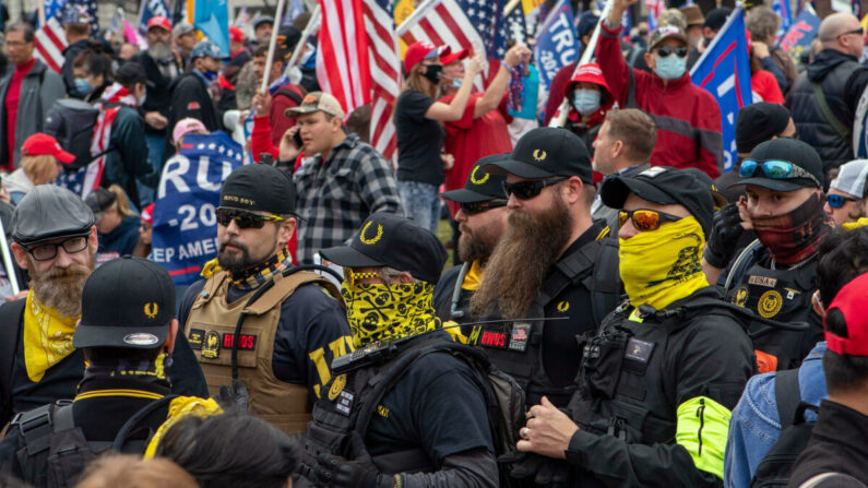 Miembros de los Proud Boys se unen a simpatizantes del presidente de Estados Unidos, Donald Trump, mientras se manifiestan en Washington D.C. el 12 de diciembre de 2020. (JOSE LUIS MAGANA/AFP vía Getty Images)