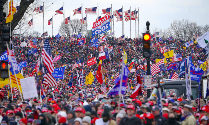 Multitudes de personas se reúnen mientras el presidente de Estados Unidos, Donald Trump, habla con sus seguidores desde la Ellipse cerca de la Casa Blanca, en Washington, el 6 de enero de 2021. (Mandel Ngan/AFP vía Getty Images)
