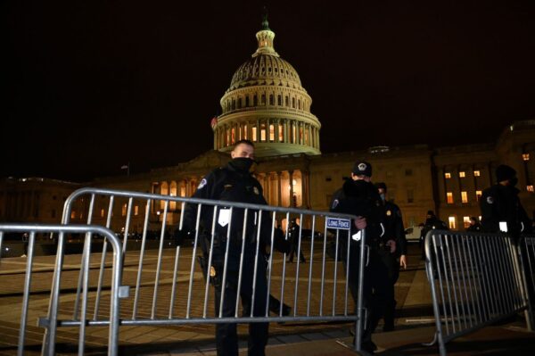 Los oficiales de policía establecieron barricadas fuera del Capitolio de Estados Unidos en Washington el 6 de enero de 2021. (Andrew Caballero-Reynolds/AFP vía Getty Images)