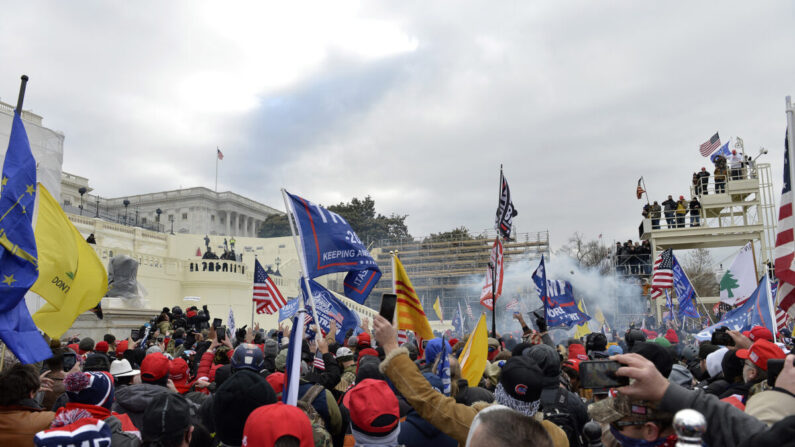 La policía dispara munición contra una multitud en el lado oeste del Capitolio de Estados Unidos el 6 de enero de 2021. (JOSEPH PREZIOSO/AFP vía Getty Images)