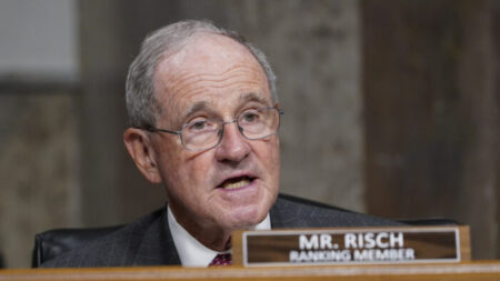 Senador Risch da curso a nueva legislación que aborda la crisis fronteriza