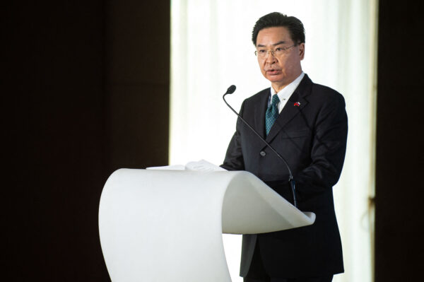 El ministro de Relaciones Exteriores de Taiwán, Joseph Wu, habla en el foro Globsec, en Bratislava, Eslovaquia, el 26 de octubre de 2021 durante su visita a Eslovaquia y la República Checa. (Vladimir Simicek/AFP vía Getty Images)
