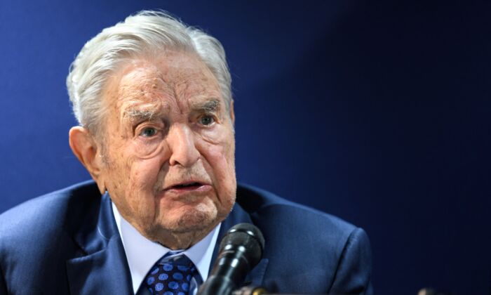George Soros responde a preguntas luego de pronunciar un discurso al margen de la reunión anual del Foro Económico Mundial (FEM) en Davos, Suiza, el 24 de mayo de 2022. (Fabrice Coffrini/AFP vía Getty Images)