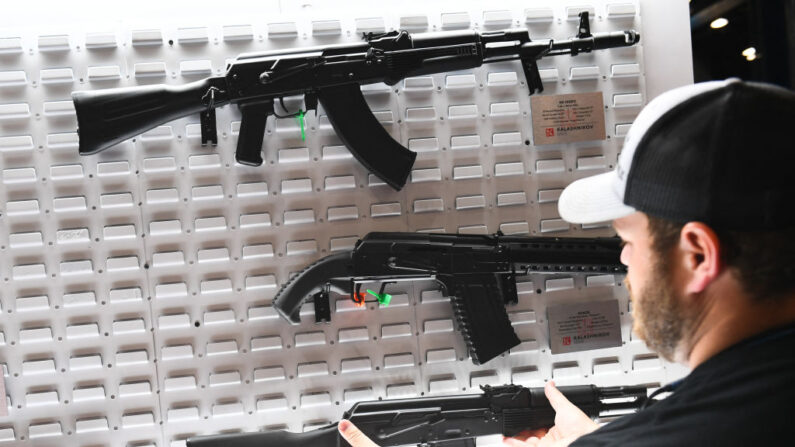 Fusiles semiautomáticos estilo AK-47 de 7,62 mm de fabricación estadounidense de Kalashnikov USA durante la Reunión Anual de la Asociación Nacional del Rifle (NRA) en el Centro de Convenciones George R. Brown, en Houston, Texas, el 28 de mayo de 2022. (PATRICK T. FALLON/AFP vía Getty Images)