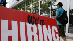 Economía de Estados Unidos añade 311,000 puestos de trabajo manteniendo un fuerte crecimiento laboral
