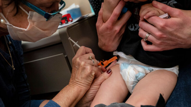 Un bebé de 20 meses recibe la primera dosis de la vacuna contra el COVID-19 de Pfizer en el Centro Médico UW - Roosevelt el 21 de junio de 2022 en Seattle, Washington. (David Ryder/Getty Images)