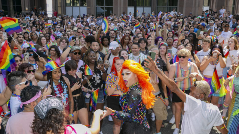 Una drag queen actúa durante las celebraciones del mes del Orgullo en Raleigh, Carolina del Norte, el 25 de junio de 2022. (Allison Joyce/AFP vía Getty Images)