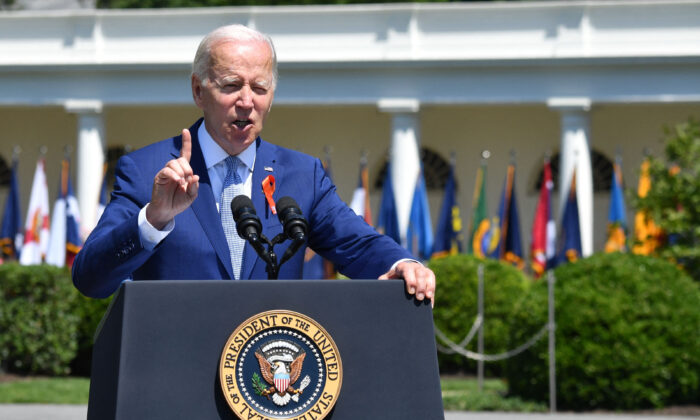 El presidente Joe Biden habla durante un evento que conmemora la aprobación de la Ley de Comunidades más Seguras en la Casa Blanca en Washington, el 11 de julio de 2022. (Nicholas Kamm/AFP vía Getty Images)