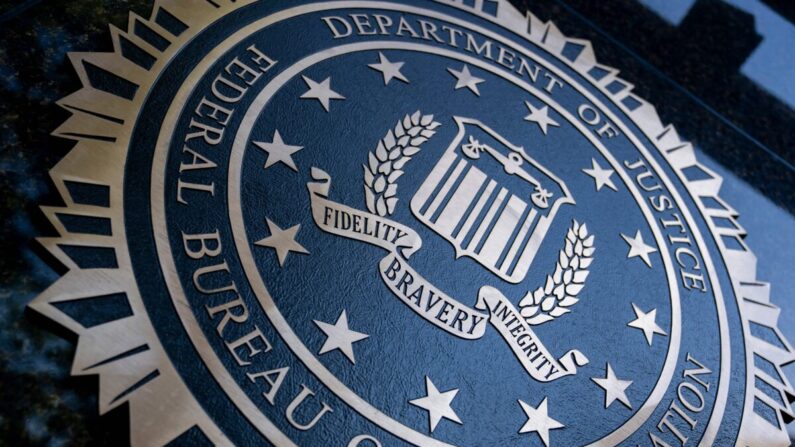 En el edificio J. Edgar Hoover del FBI en Washington, el 9 de agosto de 2022, aparece un sello con la inscripción "Departamento de Justicia Oficina Federal de Investigación". (Stefani Reynolds/AFP vía Getty Images)