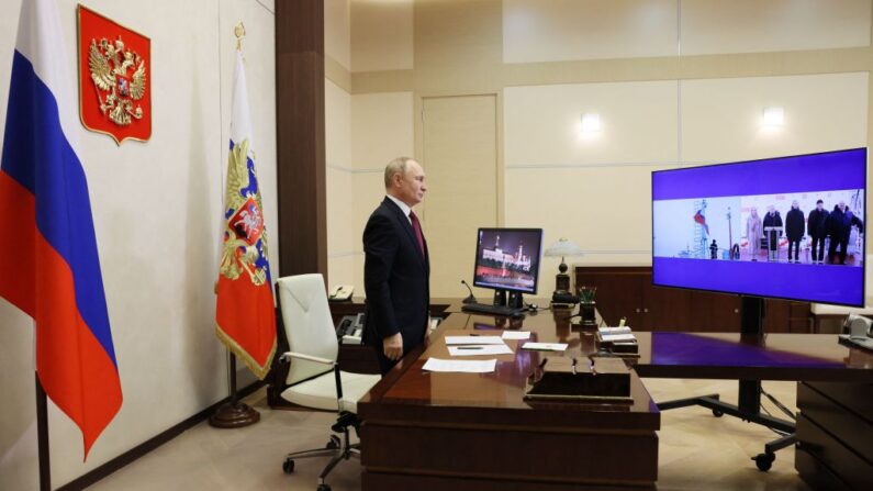 El presidente ruso, Vladimir Putin, asiste de pie a una conferencia en línea en su residencia de Novo-Ogaryovo, a las afueras de Moscú, el 22 de noviembre de 2022. (MIKHAIL METZEL/SPUTNIK/AFP vía Getty Images)