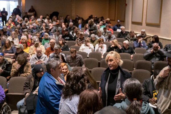 La activista ambiental Erin Brockovich (C-R) habla con los residentes preocupados mientras organiza un foro ciudadano en la Escuela Secundaria de East Palestine, en Ohio, el 24 de febrero de 2023. (Michael Swensen/Getty Images)