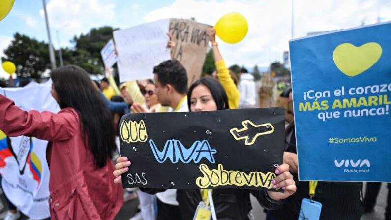 Una empleada de la aerolínea Viva Air participa en una protesta frente al edificio de la Aeronáutica Civil en Bogotá (Colombia), el 28 de febrero de 2023. (Juan Barreto/AFP vía Getty Images)