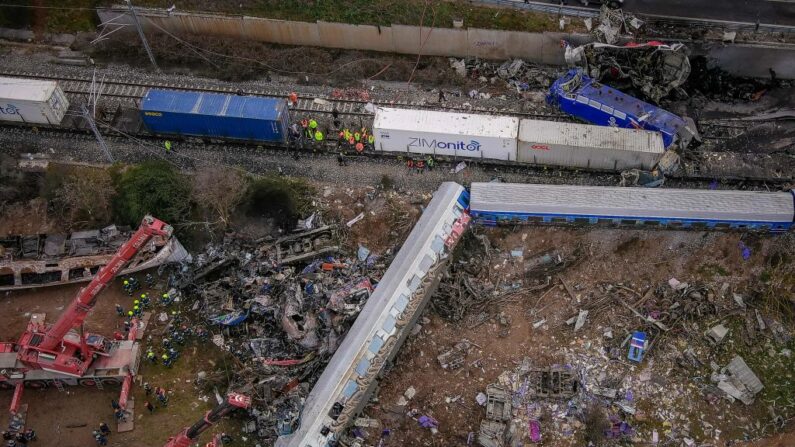 Fotografía aérea tomada con un dron el 1 de marzo de 2023 muestra a los equipos de emergencia buscando entre los restos de un accidente de tren en el valle de Tempi, cerca de Larisa, Grecia. (VASILIS VERVERIDIS/Eurokinissi/motionteam/AFP vía Getty Images)