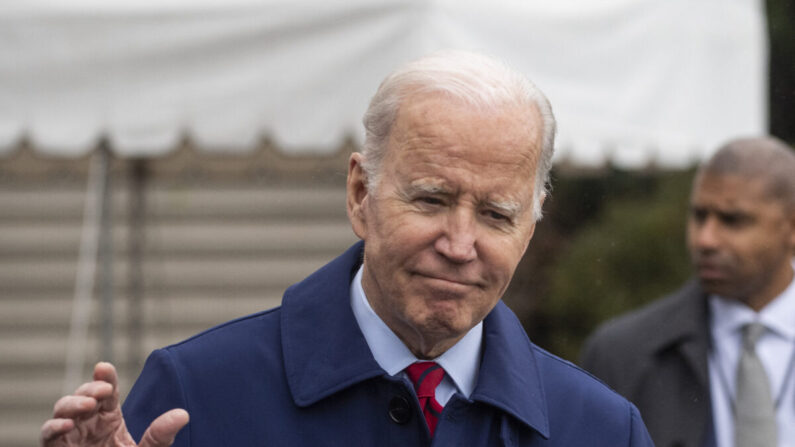El presidente Joe Biden reacciona a las preguntas de los periodistas momentos antes de salir del Jardín Sur de la Casa Blanca en Washington, el 3 de marzo de 2023, antes de viajar a Wilmington, Delaware. (Roberto Schmidt/AFP vía Getty Images)