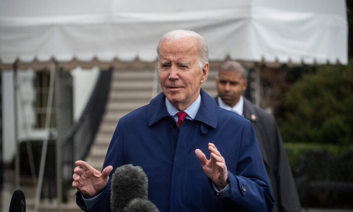El presidente de EE.UU. Joe Biden se dirige brevemente a los periodistas momentos antes de salir del Jardín Sur de la Casa Blanca en Washington, el 3 de marzo de 2023, para un viaje a Wilmington, Delaware. (Roberto Schmidt/AFP vía Getty Images)
