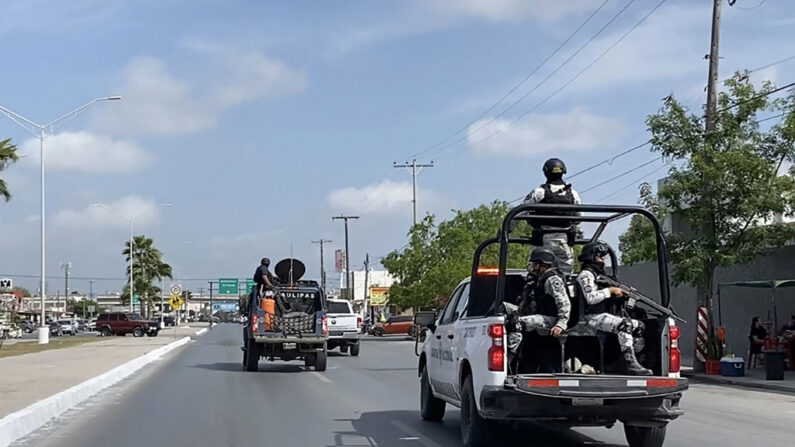 Vehículos militares de la Guardia Nacional se ven en Matamoros, estado de Tamaulipas, México, el 7 de marzo de 2023. (STR/AFP vía Getty Images)