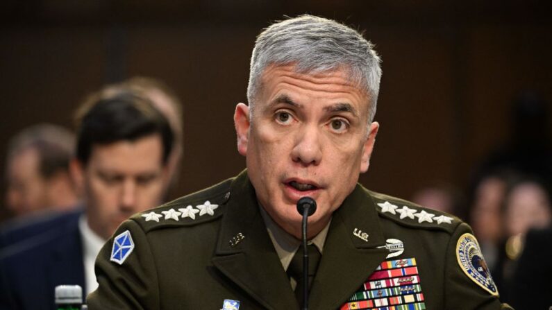 El director general de la Agencia de Seguridad Nacional, Paul Nakasone, declara ante una audiencia del Comité de Inteligencia del Senado sobre amenazas mundiales, en Washington, DC, el 8 de marzo de 2023. (MANDEL NGAN/AFP vía Getty Images)