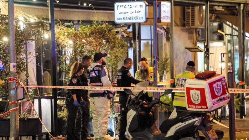 Policías israelíes, expertos forenses y paramédicos frente al lugar donde se produjo un tiroteo en la avenida Dizengoff, en el centro de Tel Aviv (Israel), el 9 de marzo de 2023. (Jack Guez/AFP vía Getty Images)